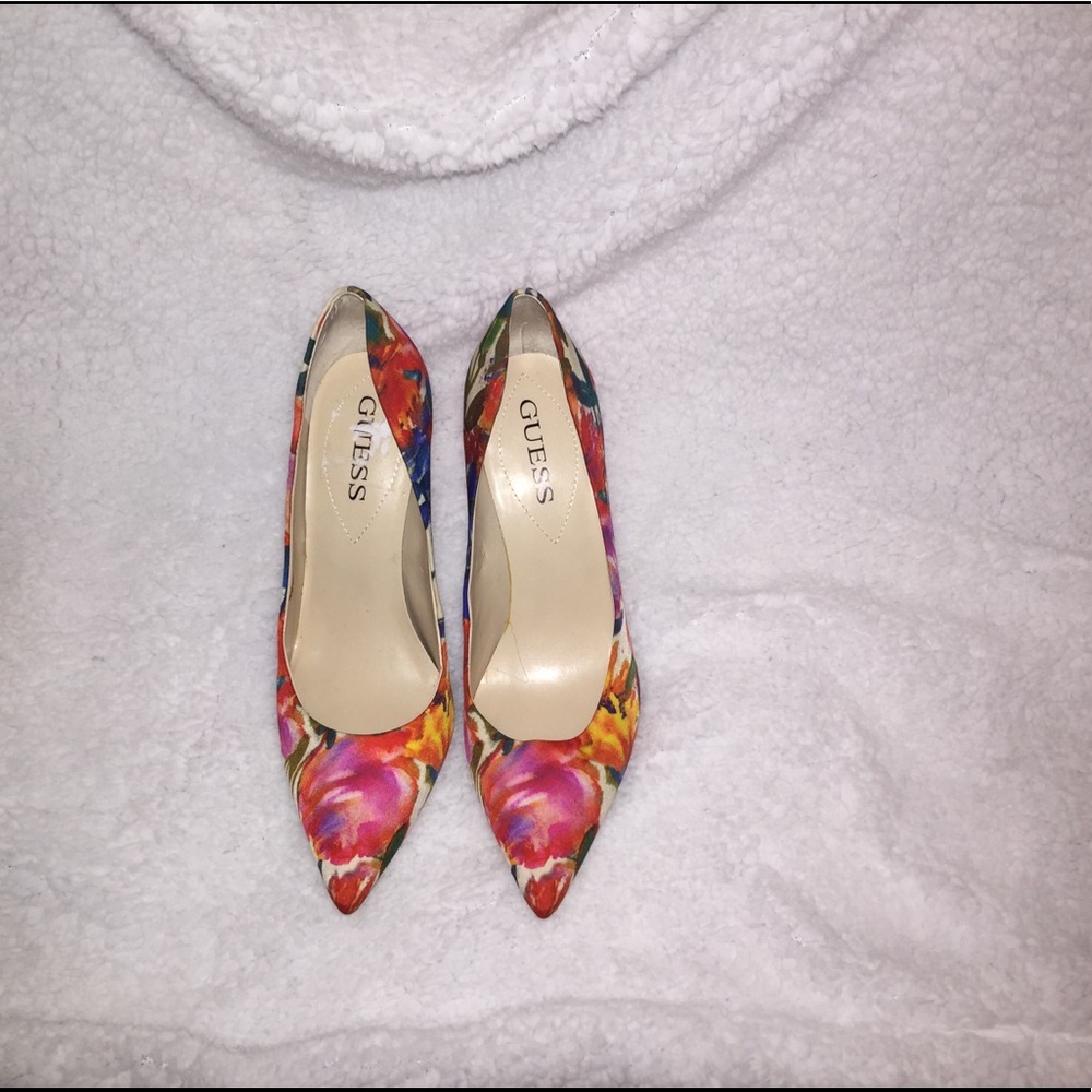 Guess multi-color floral print pumps